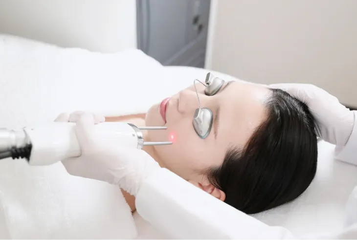 目の下、目元のシミにおすすめのクリニックでの施術